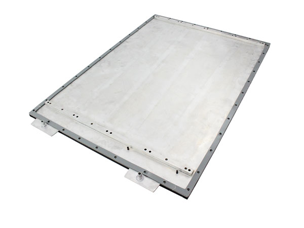 How does the heat dissipation efficiency of liquid cooling plates compare with that of traditional air cooling?