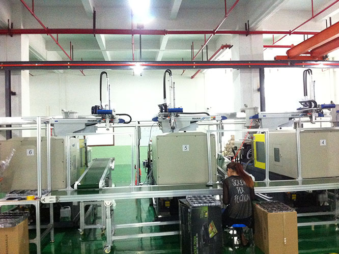 Robot configuration assembly line