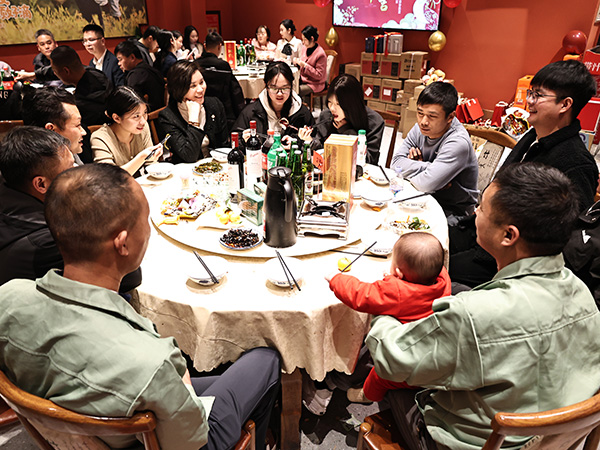 dine together