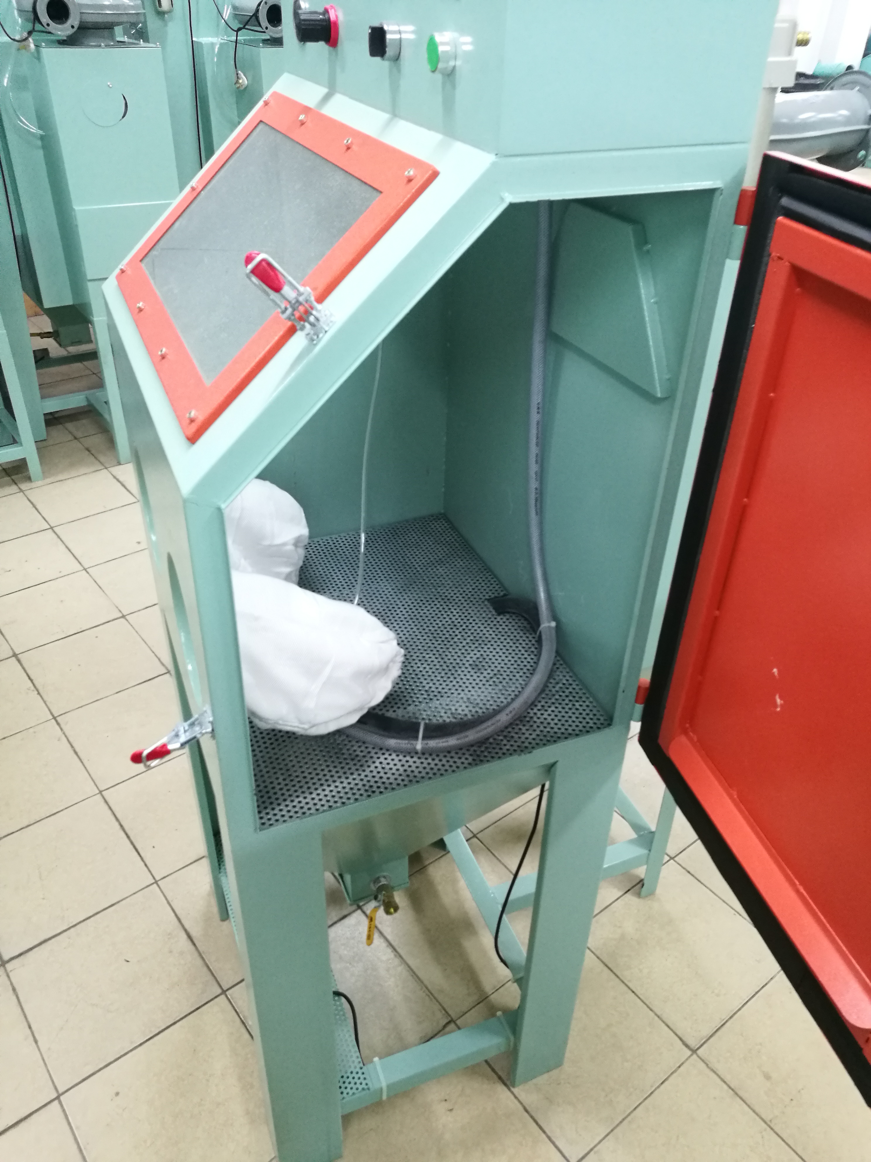 Manual blasting machine, box blasting machine