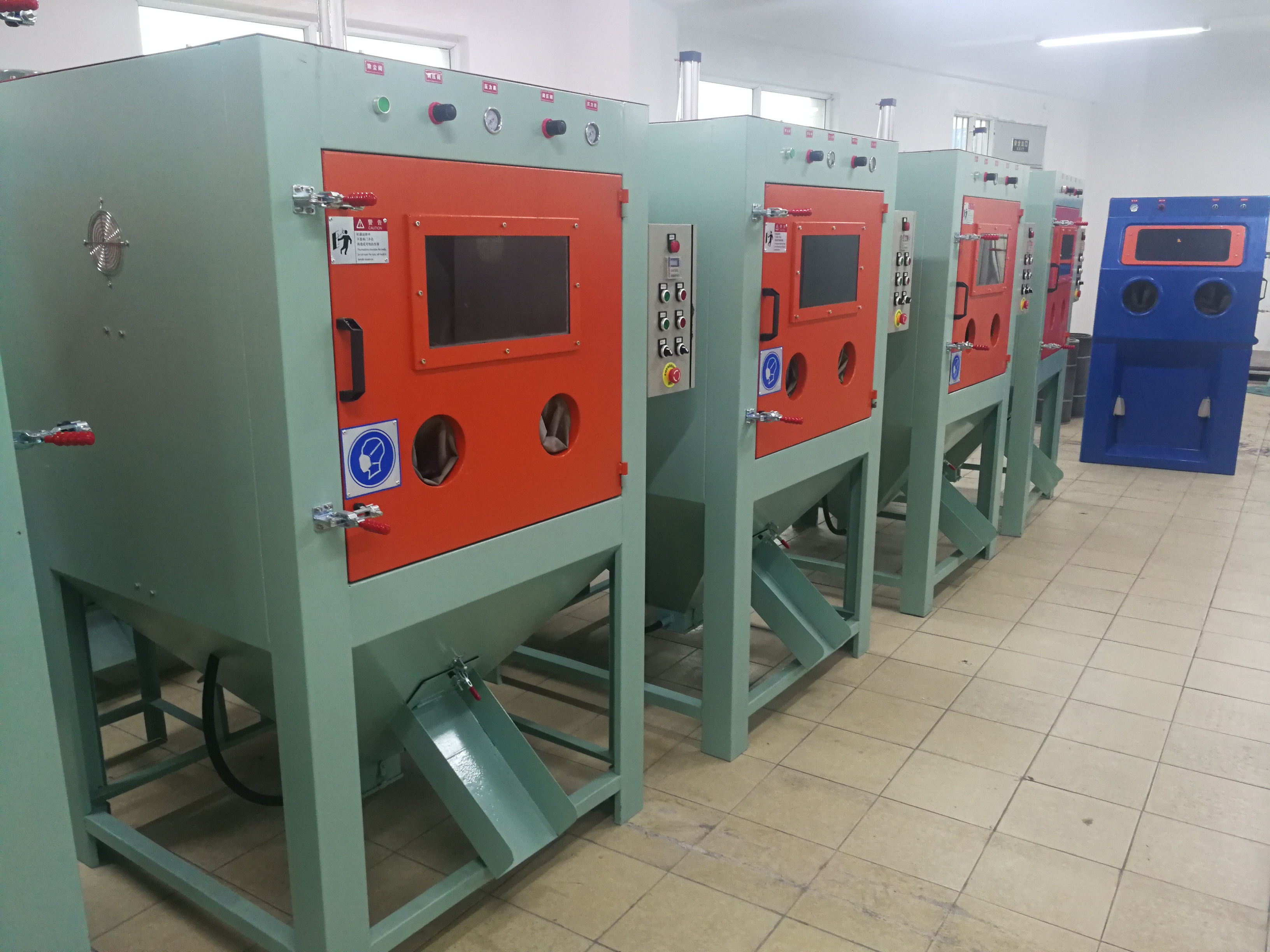Double gun blue sandblasting machine, dual gun automatic sandblasting machine, small object sandblasting machine, environmental protection sandblasting machine