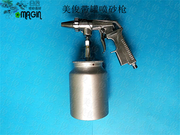 Blast gun with tank