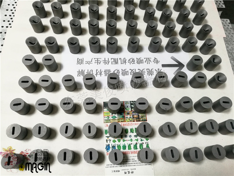Water blast nozzle