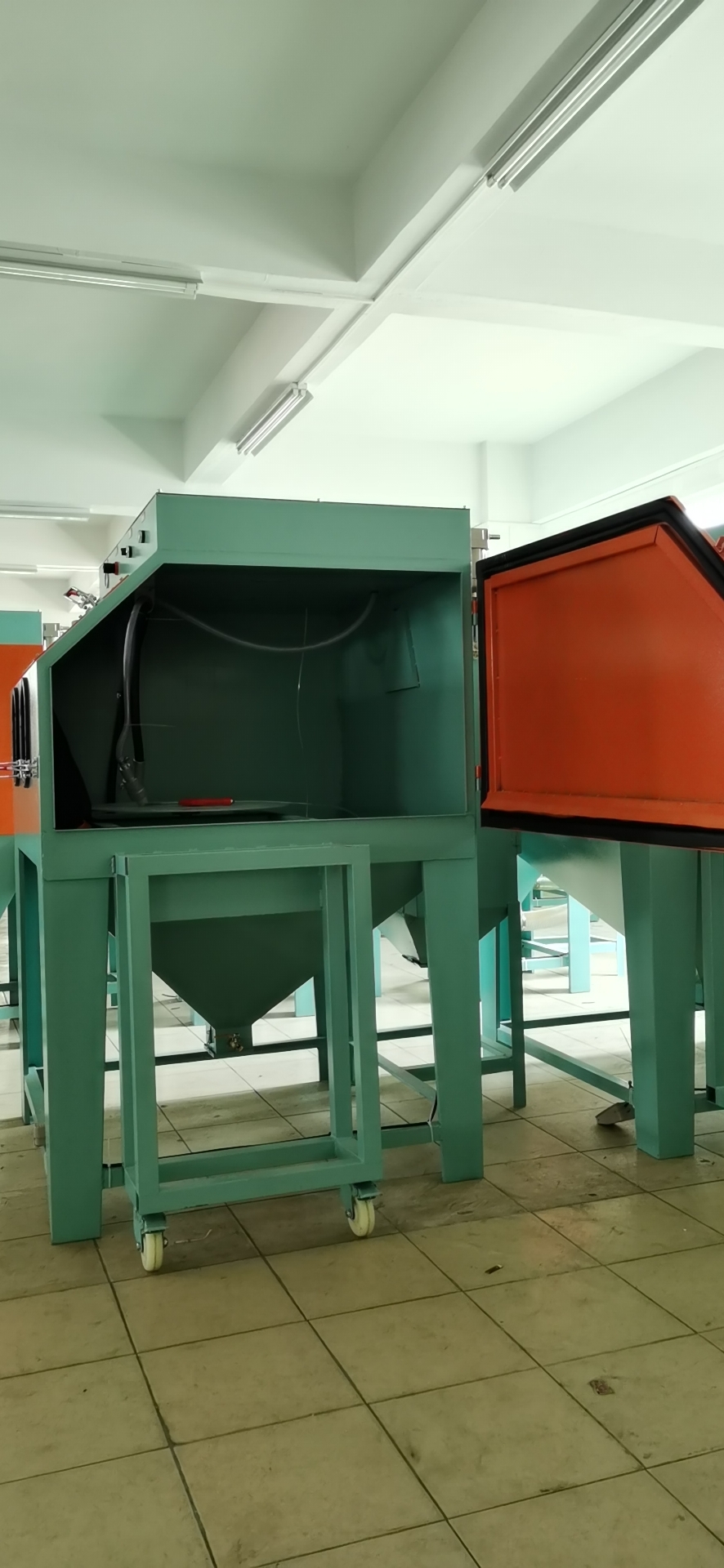 Van type manual rotary sandblasting machine