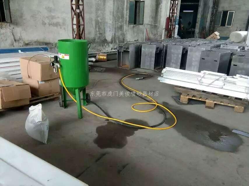 Negative pressure open sandblasting machine, mobile sandblasting machine