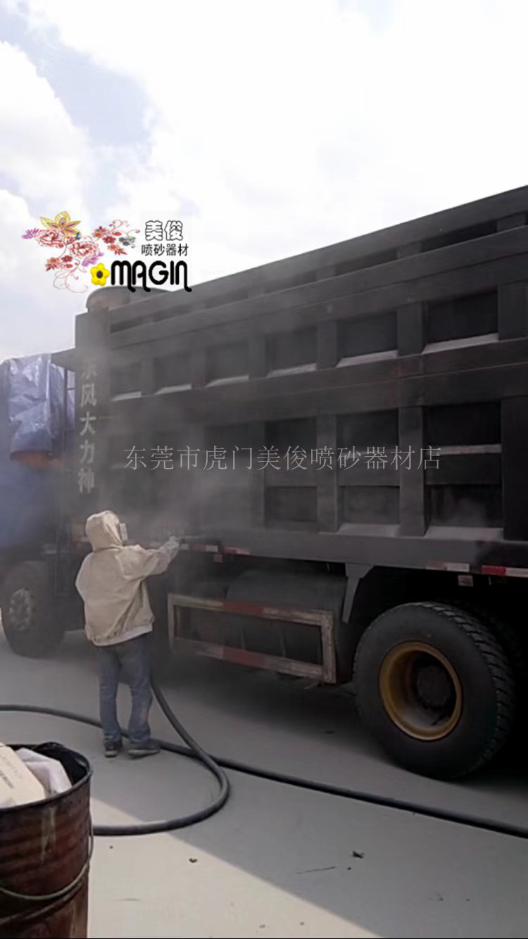 Derusting sandblasting machine for carriage