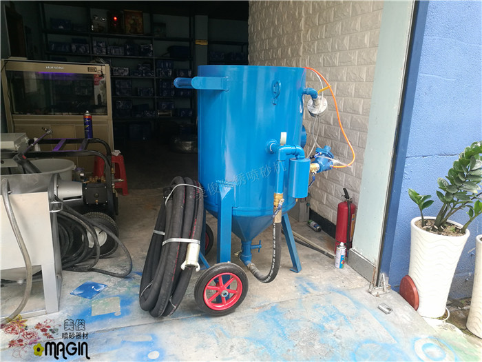 Derusting and refurbishing sandblasting machine for carriages
