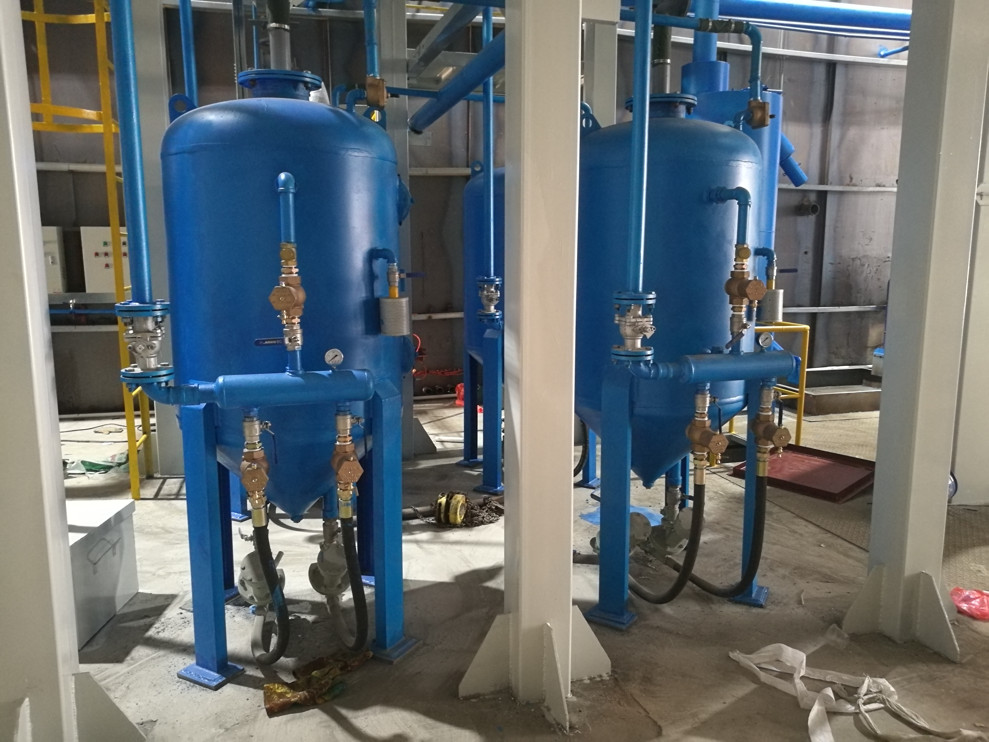 Derusting sandblasting machine, pressure sandblasting machine, double-cylinder double-gun sandblasting tank