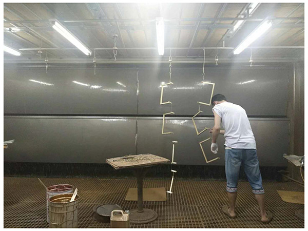 Dust-free spray painting room