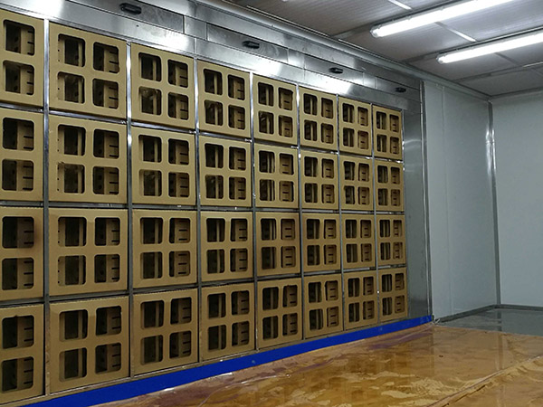 Labyrinth-shaped spray painting cabinet