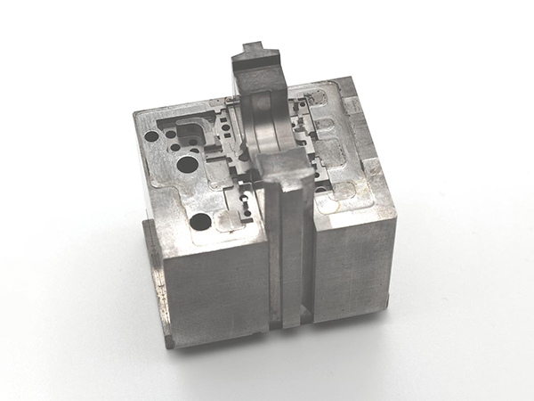 What are the processes for analyzing the injection molding process of molds?